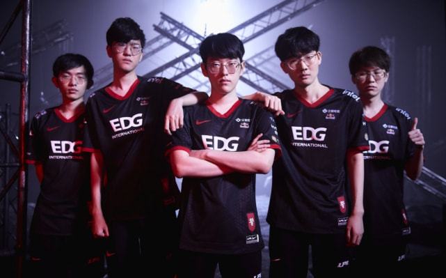 太帅了！意甲官方发布米兰德比海报预热：米兰大教堂栩栩如生.